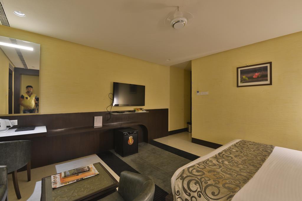 The Golden Oak Hotel Rāipur Kültér fotó