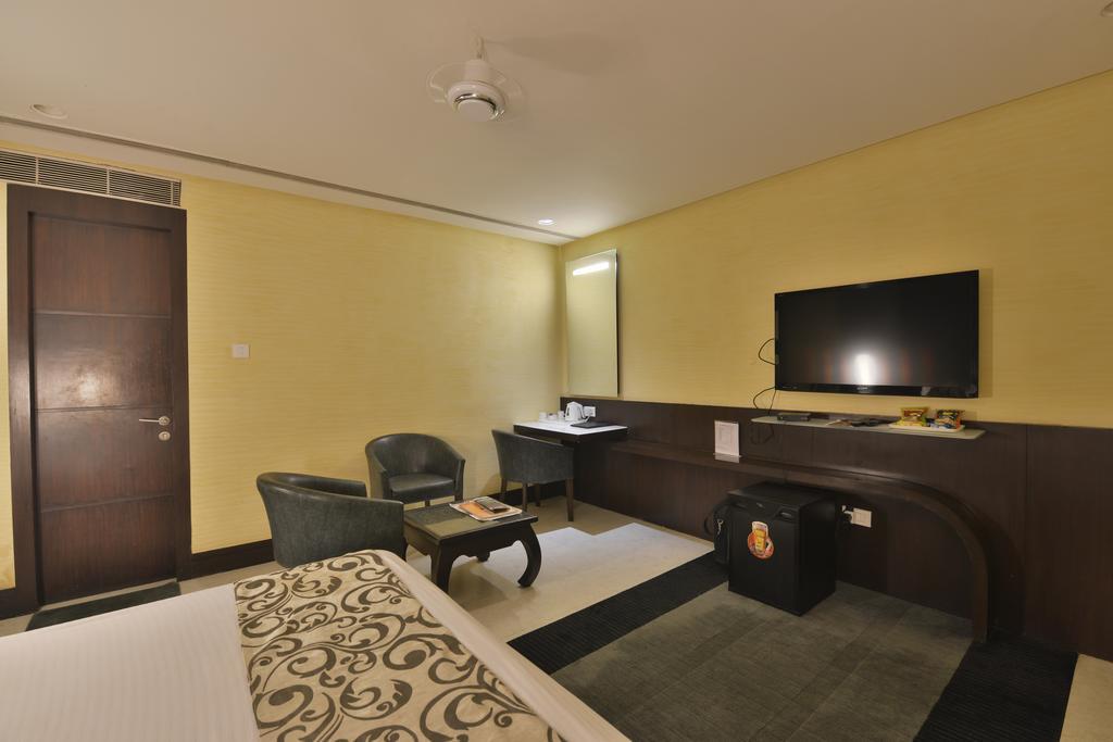 The Golden Oak Hotel Rāipur Kültér fotó