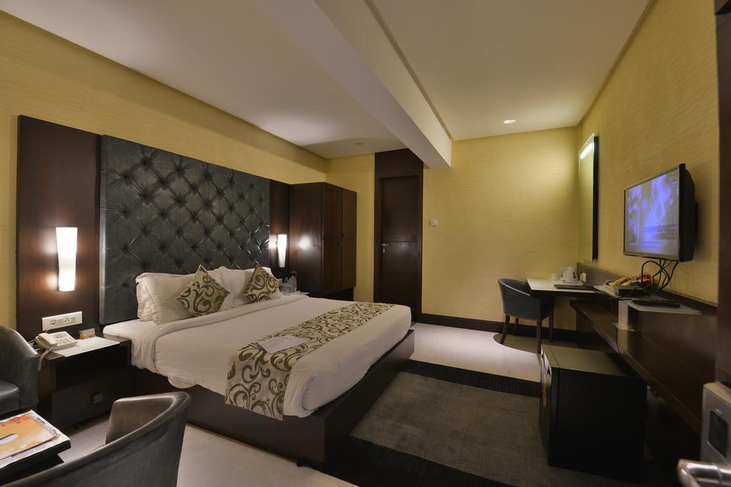 The Golden Oak Hotel Rāipur Kültér fotó