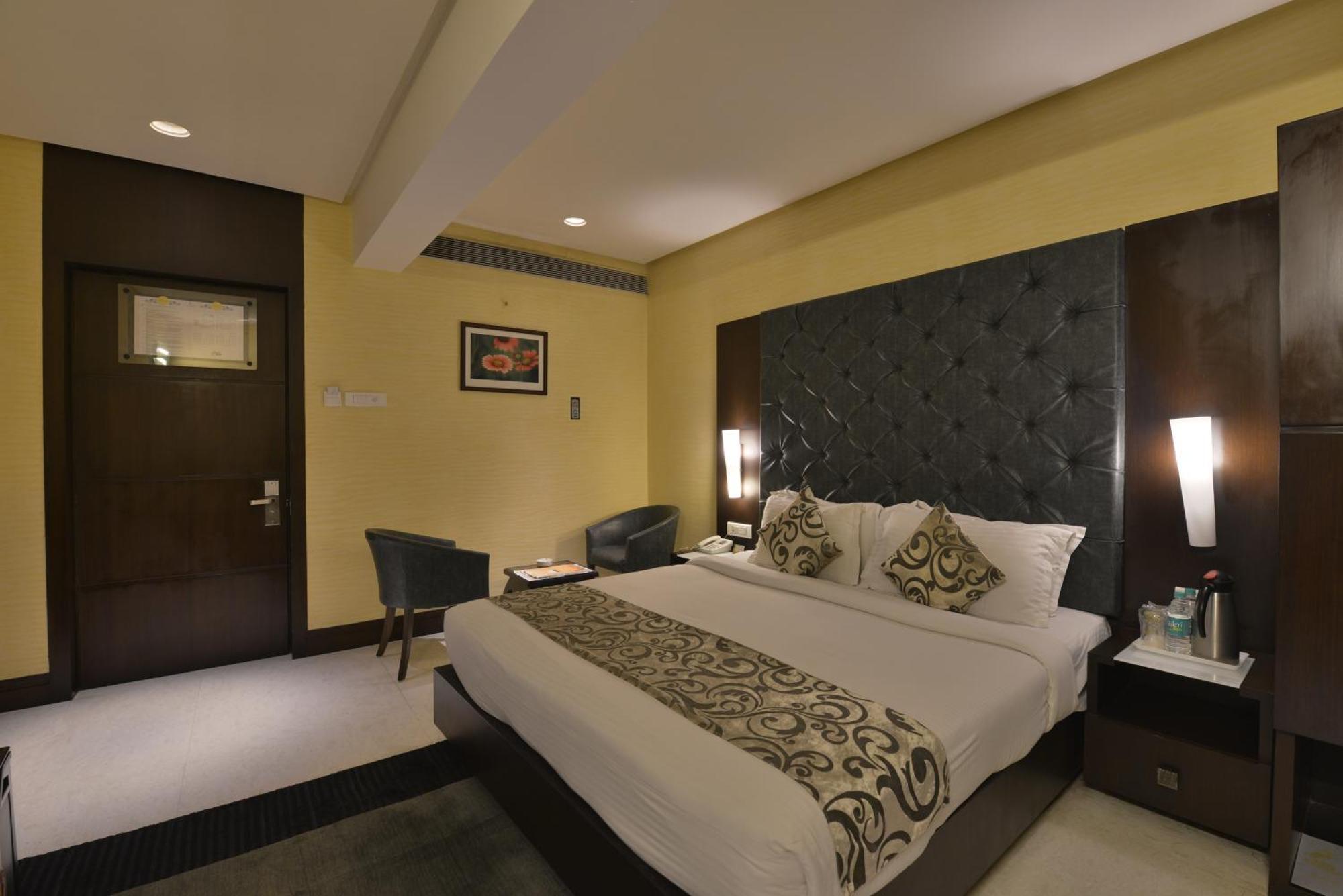 The Golden Oak Hotel Rāipur Kültér fotó