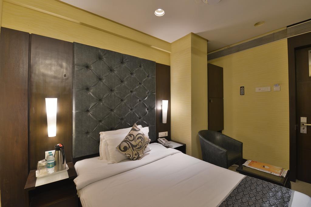 The Golden Oak Hotel Rāipur Kültér fotó