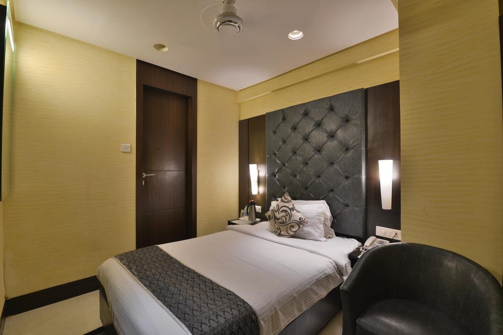 The Golden Oak Hotel Rāipur Szoba fotó