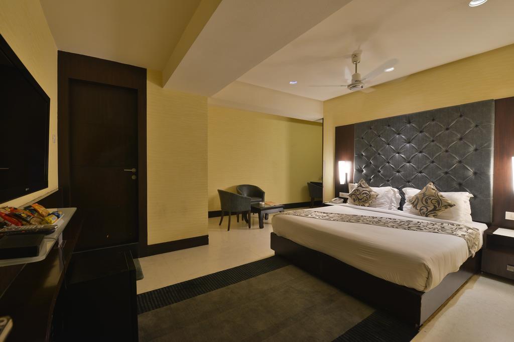 The Golden Oak Hotel Rāipur Szoba fotó