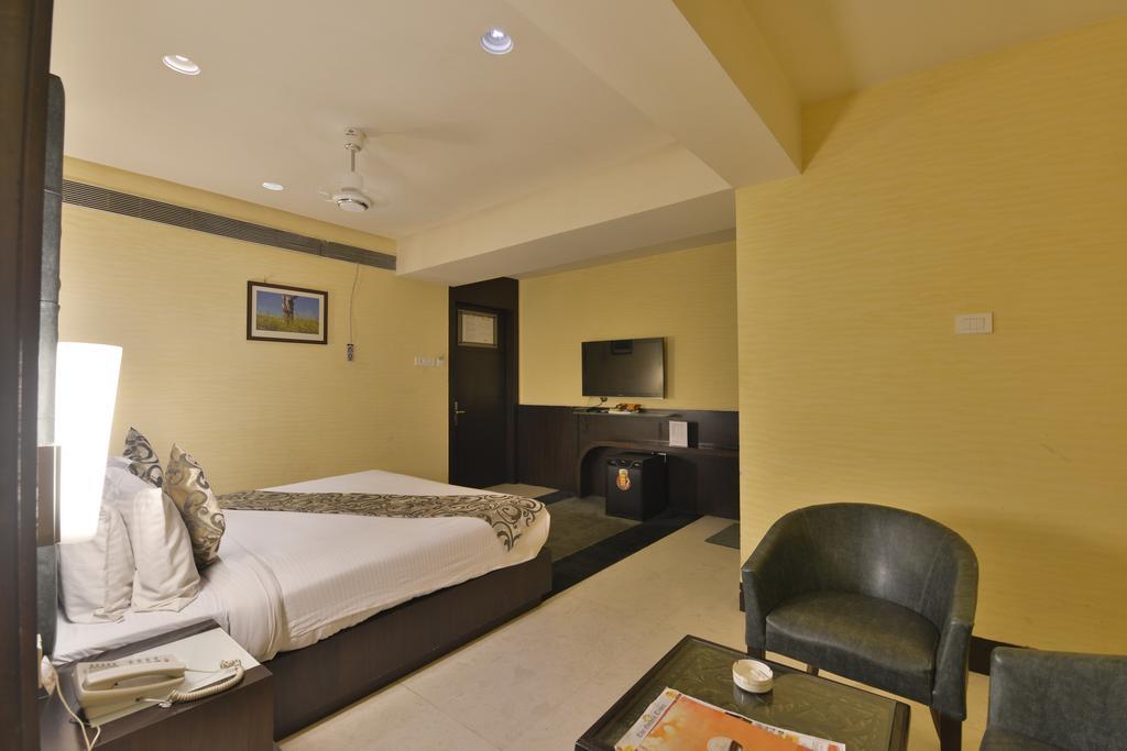 The Golden Oak Hotel Rāipur Kültér fotó